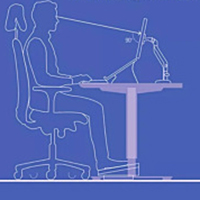 En illustration av en person som sitter ergonomiskt och arbetar, ritad i vitt på blå bakgrund.